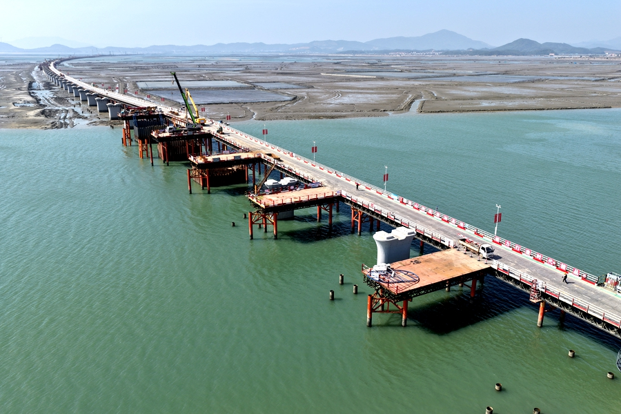 漳汕高铁东山跨海特大桥建设现场。陆逸摄