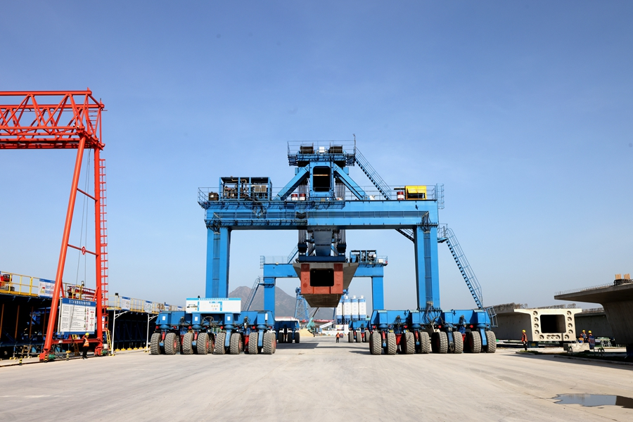 在漳汕高铁东山制梁场,搬运机器正在搬运箱梁。李响摄
