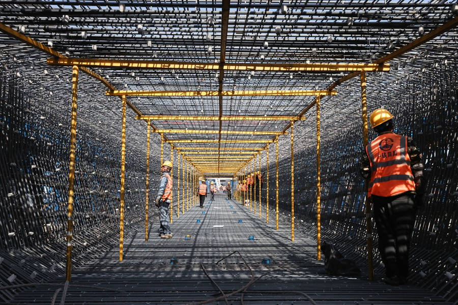 在漳汕高铁东山制梁场,施工人员正在绑扎桥梁钢筋。李响摄