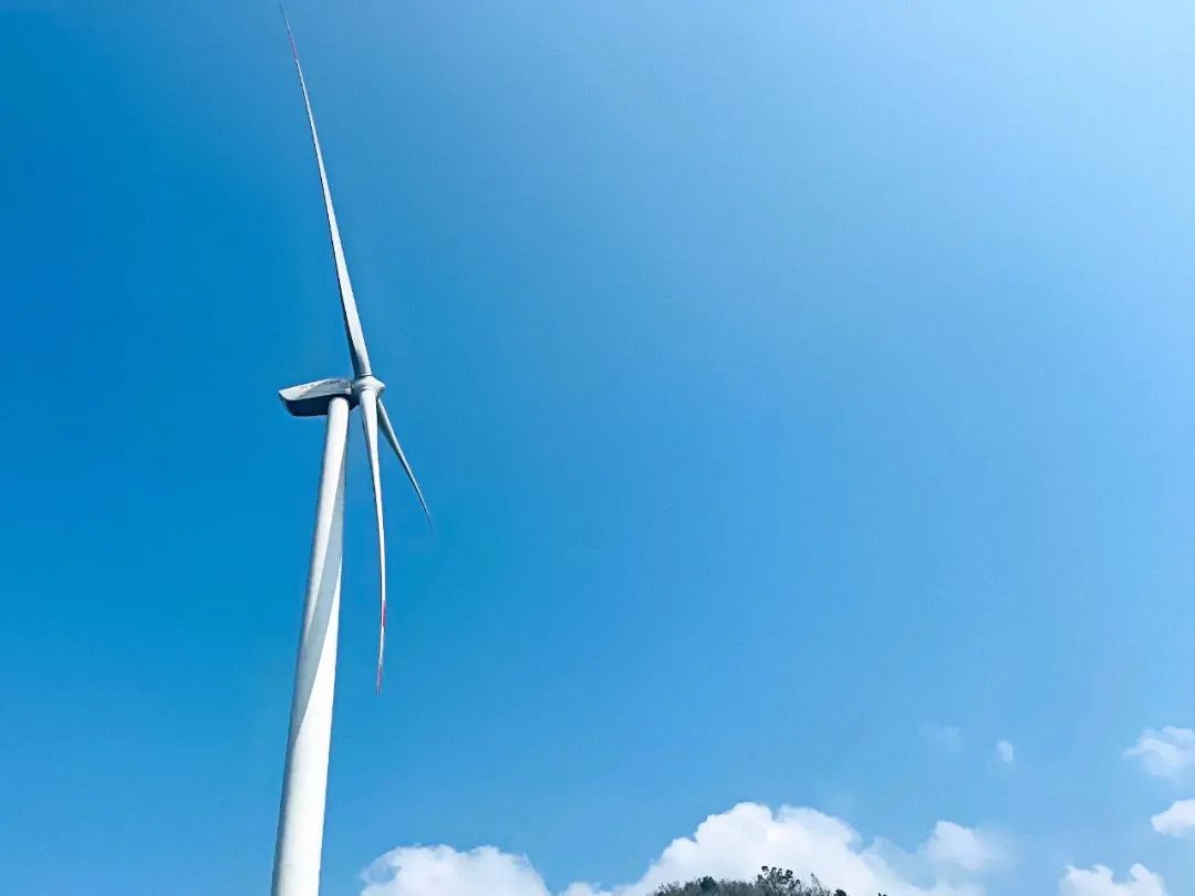 春天 带你去贵州看最美山地风电场